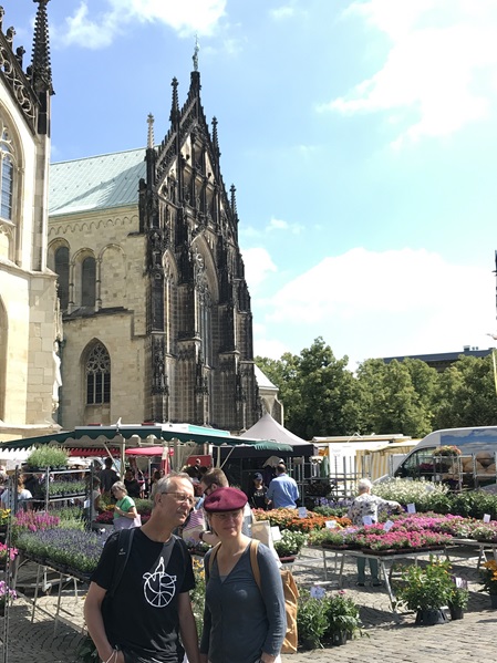 Der Wochenmarkt vor dem Dom in Münster