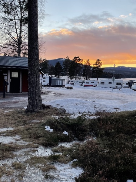 Blick über den verschneiten Campingplatz