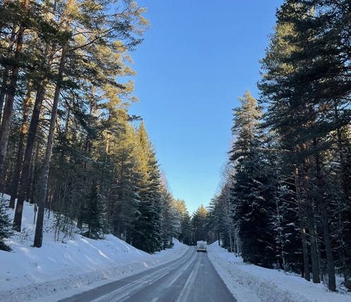Verschneite Straße in Schweden