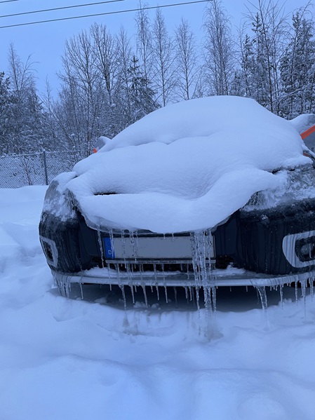 eingeschneiter Volvo