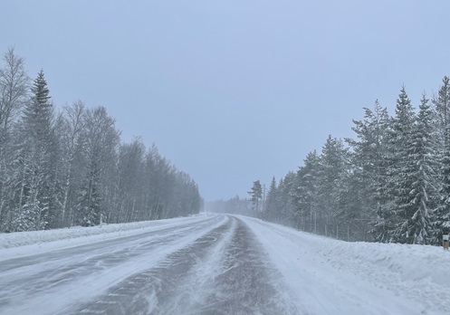 verschneite Landstraße in Lappland