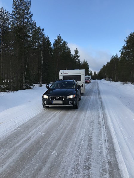 Wohnwagengespanne unterwegs im Schnee