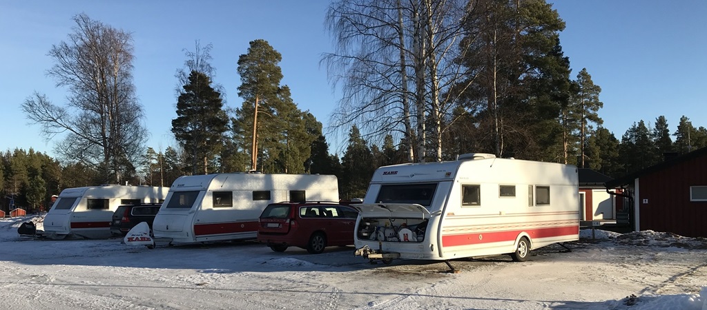 Drei Wohnwagen am winterlichen Siljansee
