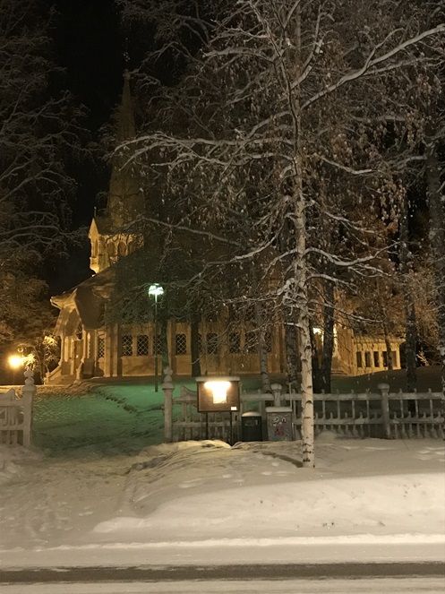 Die neue Kirche in Jokkmokk in der Nacht