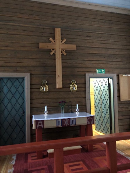 Innenansicht der alten Kirche in Jokkmokk mit dem Kreuz