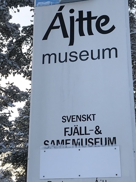 Eingangsschild zum Ájtte Museum in Jokkmokk
