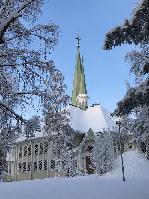 Die neue Kirche in Jokkmokk in der Wintersonne