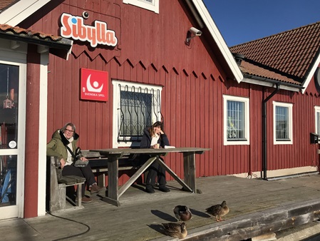 Zwei Frauen beim Kaffetrinken in den Schären von Stockholm