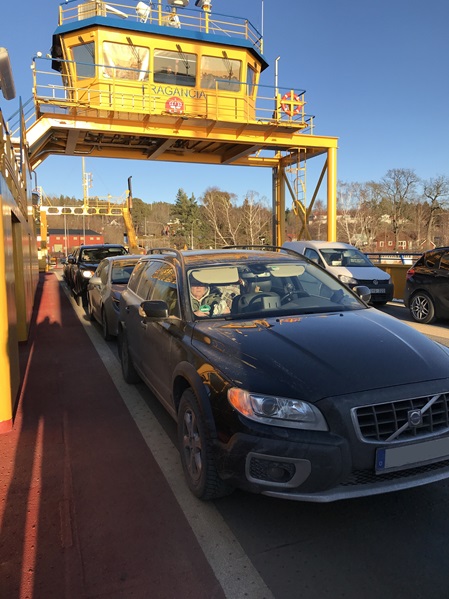 PKW auf gelber Autofähre in den Stockholmer Schären