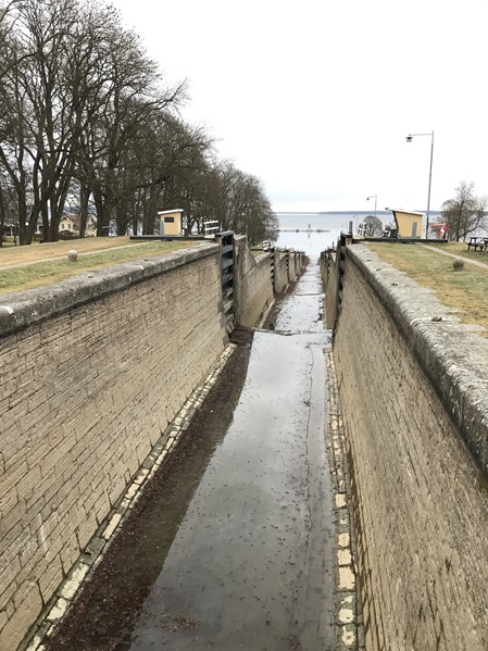 Schleuse im Göta-Kanal ohne Wasser
