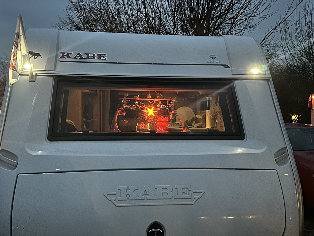 Weihnachtliche Beleuchtung im Frontfenster