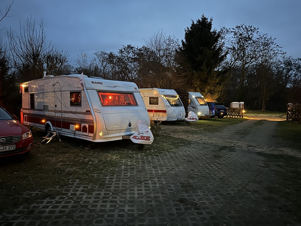 KABE Wohnwagen auf dem Campingplatz