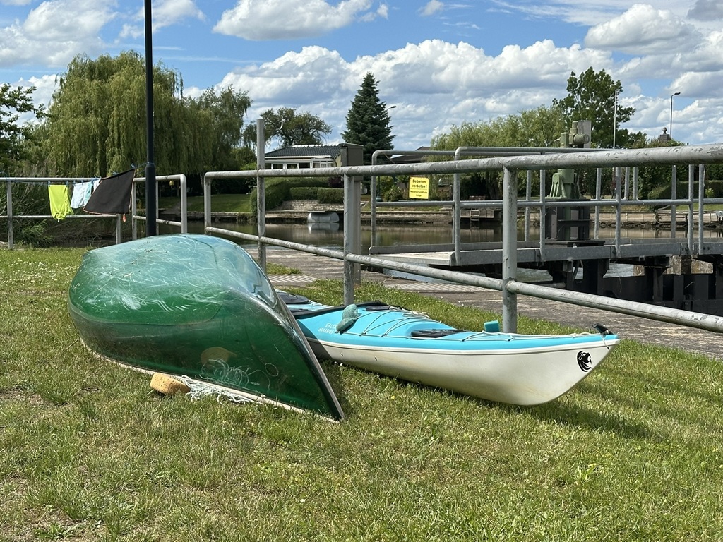 Umgedrehtes Kanu an der Unstrutschleuse in Artern
