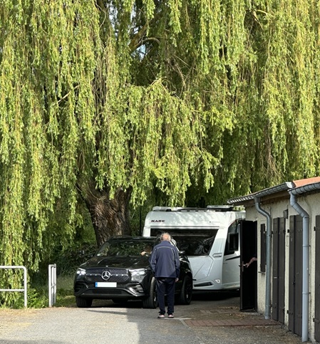 Schmale Einfahrt zum Stellplatz in Artern