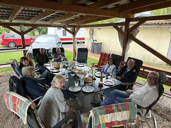 Gemütliches Beisammensein in abendlicher Runde