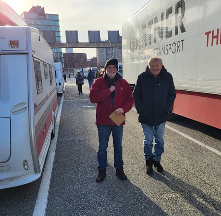 Michael u. Wolfgang auf dem Weg zum Check-In Schalter