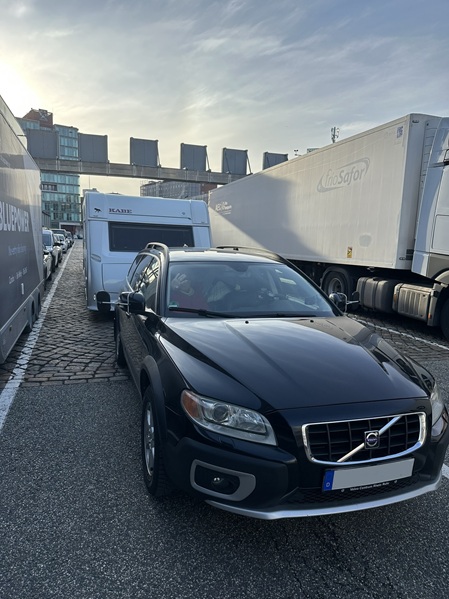 Wohnwagengespann im Fährhafen von Kiel