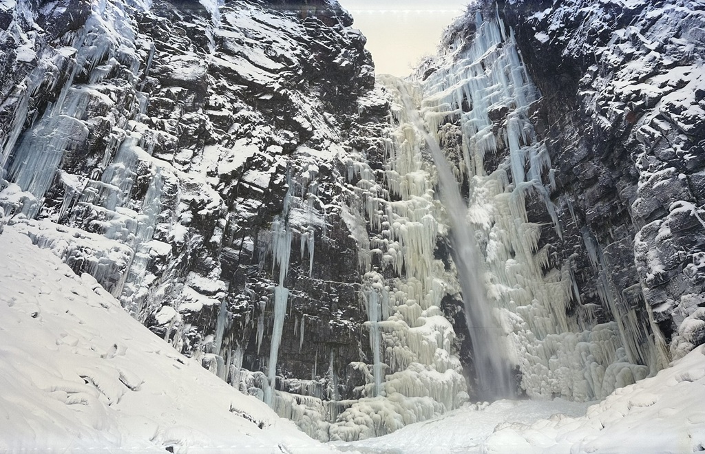 Der "Njupeskär“, Schwedens höchster Wasserfall im Winter