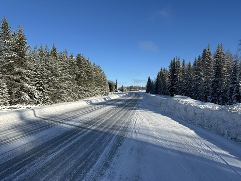 Winterliche Straße auf dem Weg zum Storumans Camping