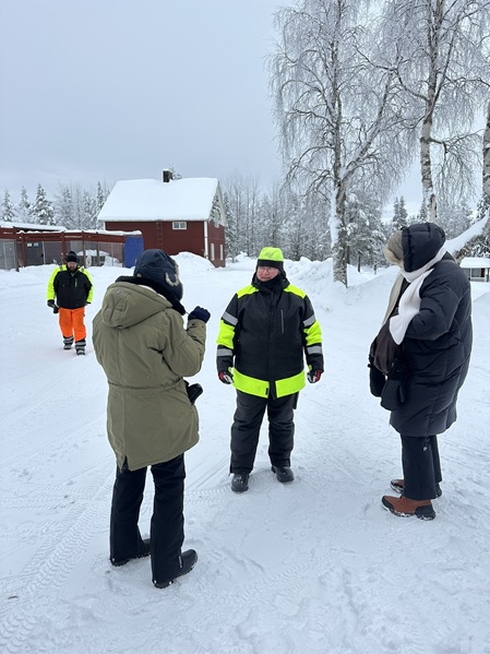 Begrüßung durch Annica bei den Schlittenhunden