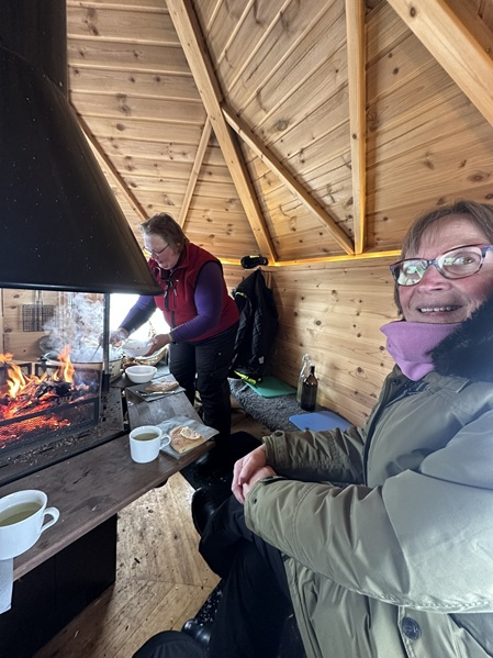 Anne und Annica in der Grillkota