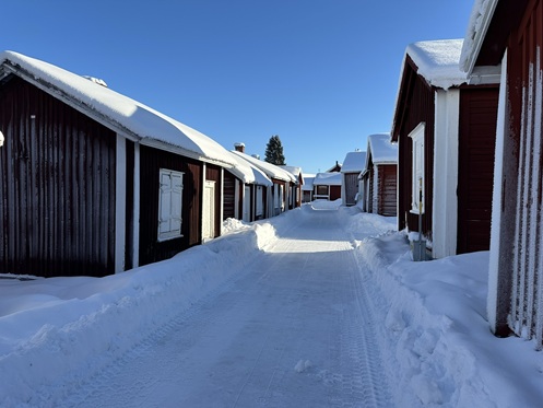 Blick durch eine Gasse in Luleå Gammelstaden