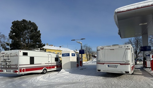 Zwei Wohnwagengespanne an der Tankstelle