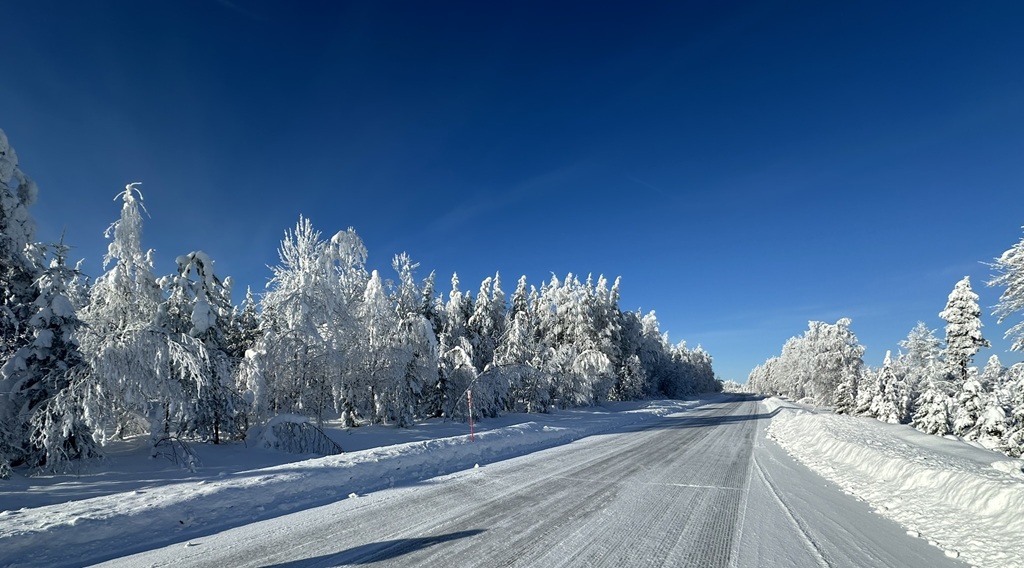 Verschneite Straße in Lappland