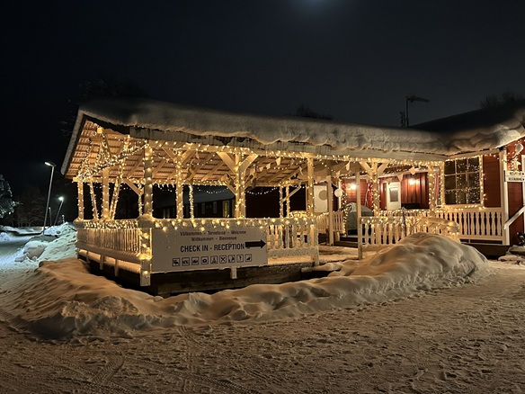 Nächtliches Rezeptionsgebäude