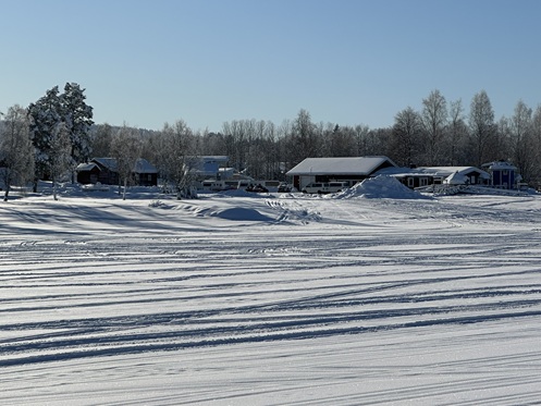 Der Camping Norrsken Lodge aus der Ferne