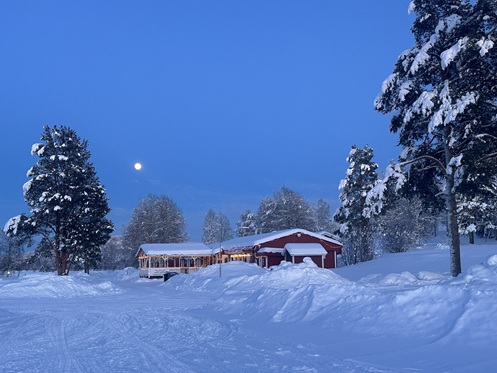 Vollmond über dem Camping Norrsken Lodge