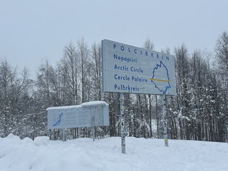 Das Polarkreisschild in Juoksengi