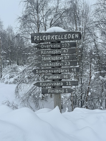 Wegweiserschild am finnischen Polarkreis