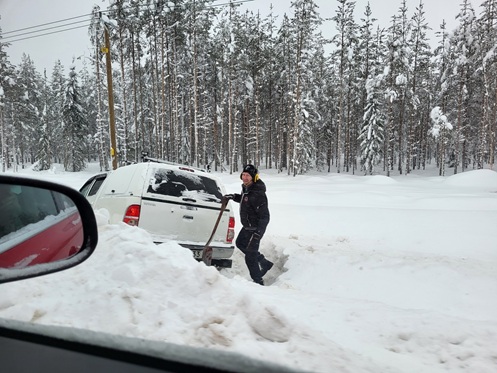 Abgerutschter PKW im Schnee