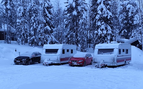 Der Stellplatz mit zwei Wohnwagengespannen auf dem Camp Friija Rental