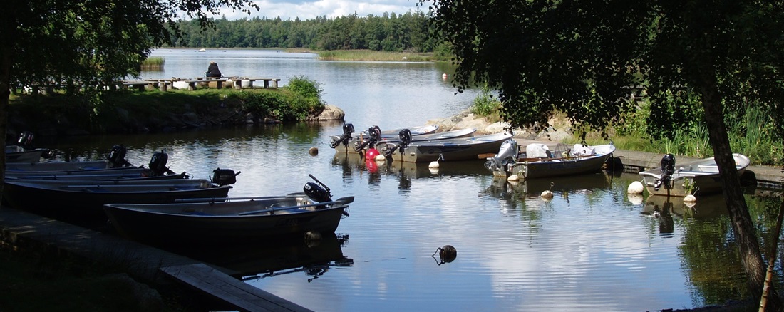 Kleiner Hafen an einem Campingplatz in Schweden