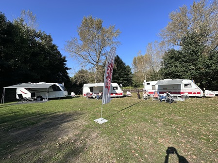 KABE Wohnwagen auf der Wiese