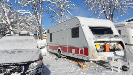 Wohnwagen im Winter von Oberstdorf