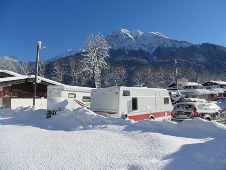 KABE-Wohnwagen im tiefen Schnee