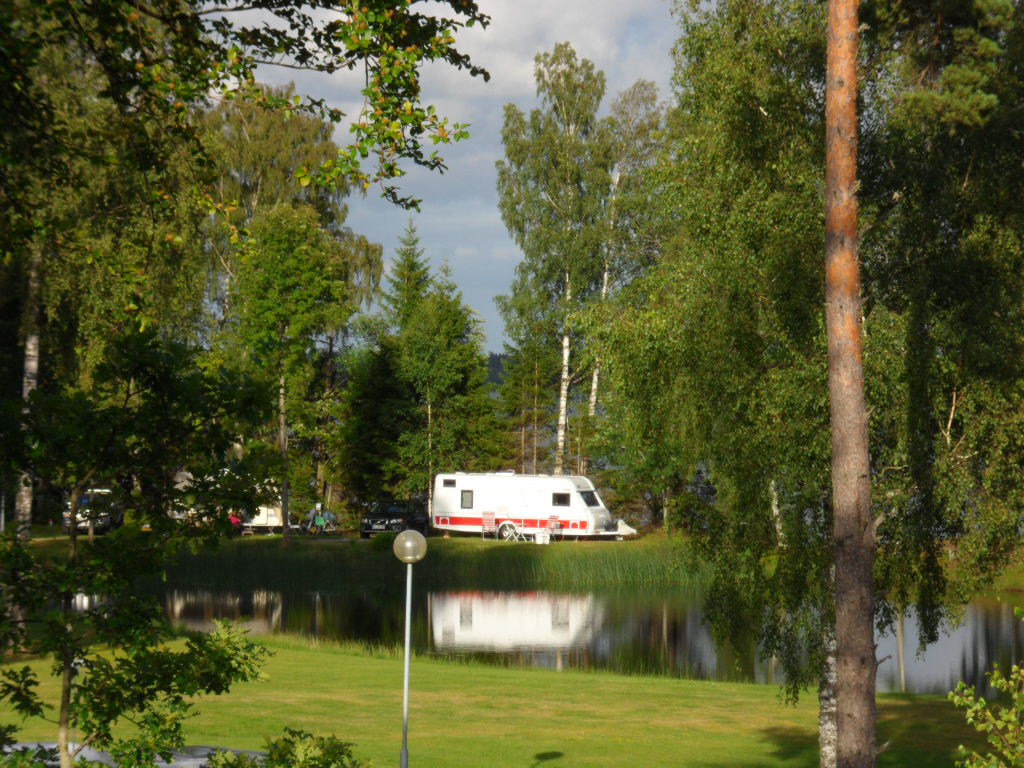 Wohnwagen am schwedischen See