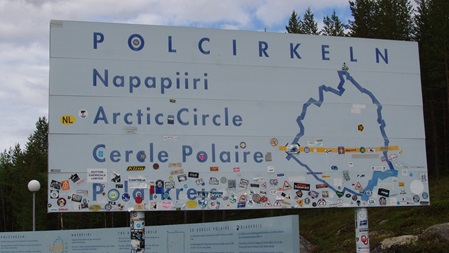Schild am schwedischen Polarkreis im Sommer